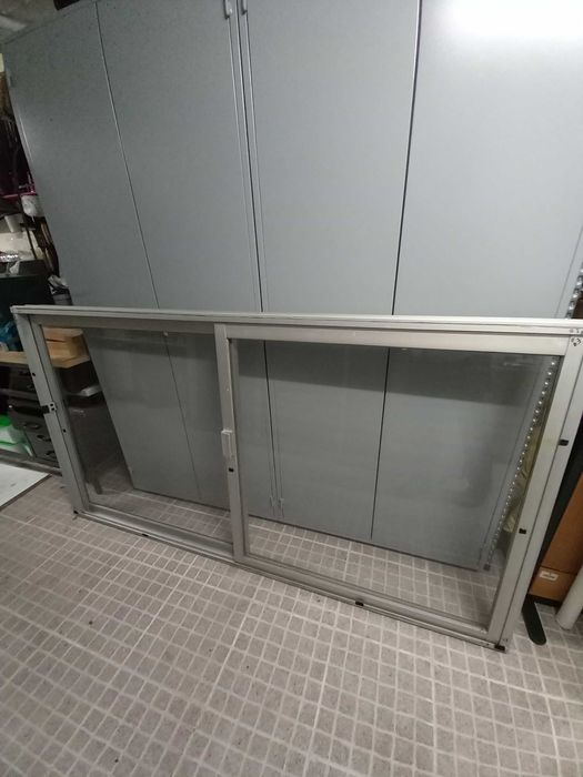 Estrutura com 2 janelas de correr em aluminio com vidro