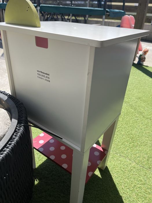 Duas mesas de cabeceira para crianca brancas