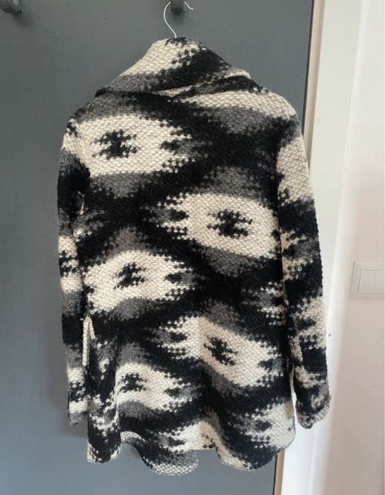 casaco de malha preto e branco