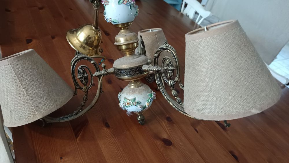 Candeeiro de teto e dois de mesinha de cabeceira