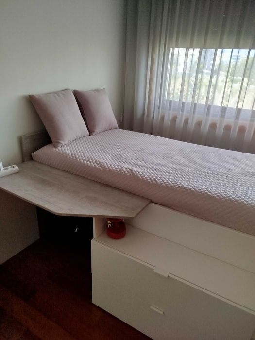 Cama jovem com colchão e arrumação
