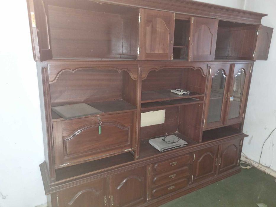 Estante em madeira maciça.