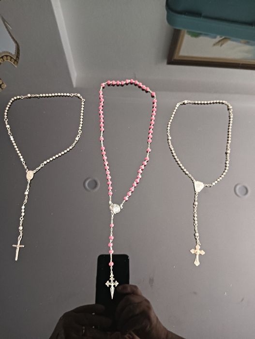 Vendo 3 colares muito bonitos