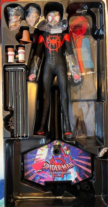 Figura Hot Toys Spider man Into Spider Verse Miles Morales