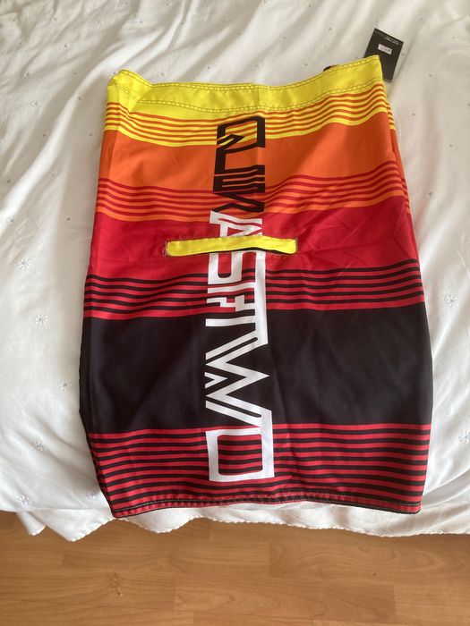 Bermuda, camisa havaiana e social