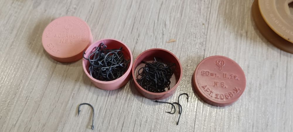 Рыбацкие снасти крючки и леска