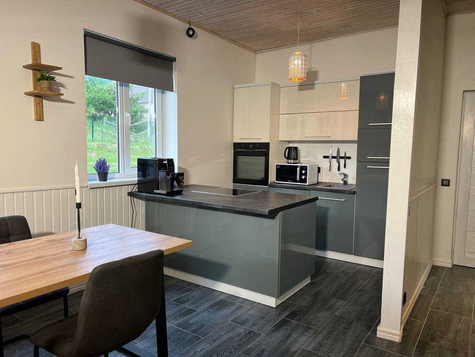 Котедж в Яремчі біля річки, на висоті)