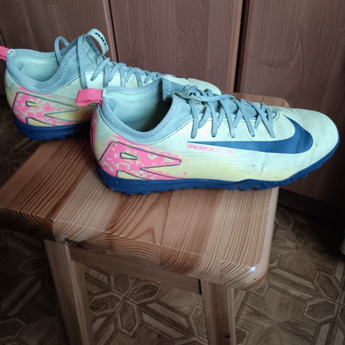Młodzieżowe buty turfy Nike