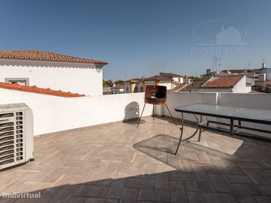 Investimento no Centro Histórico de Évora | Moradia T2 com Terraço ...