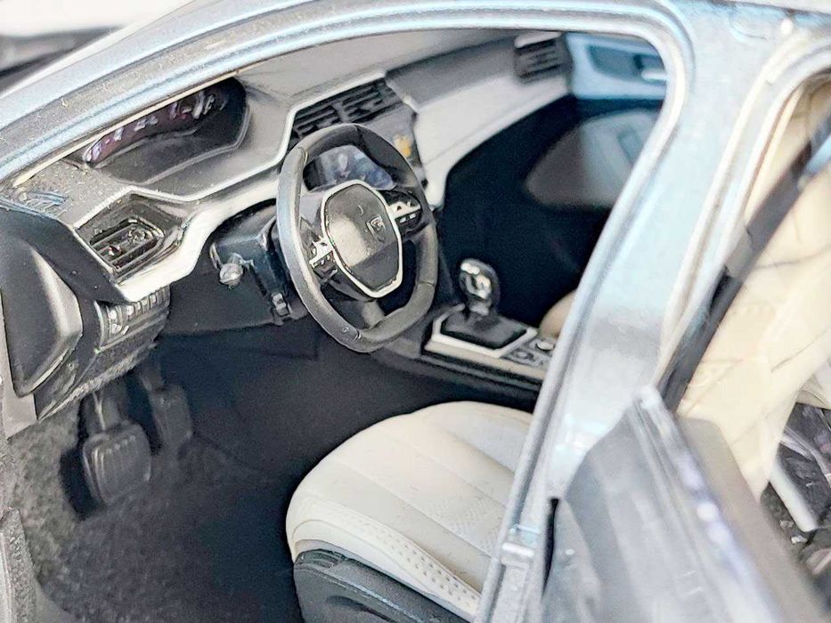 Модель 1:18 Peugeot 408