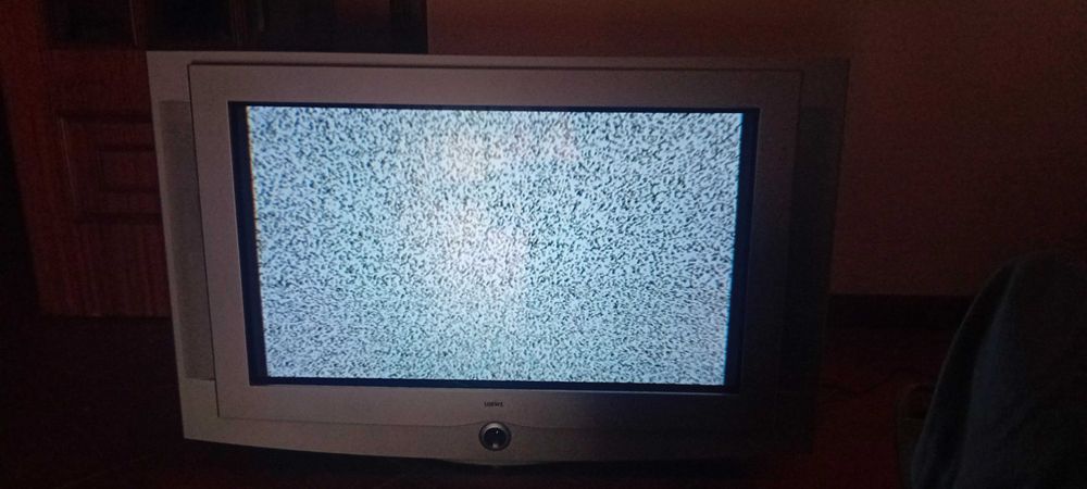 TV Loewe Nemos Ecrã de 32" panorâmico com controlo