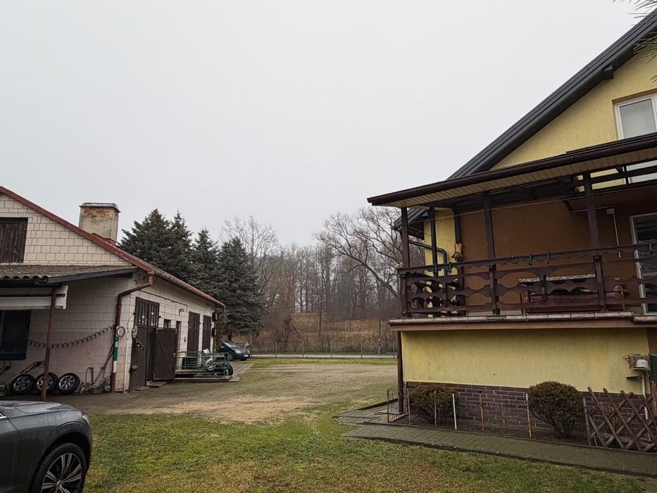 Dom z budynkiem gospodarczym oraz garażem