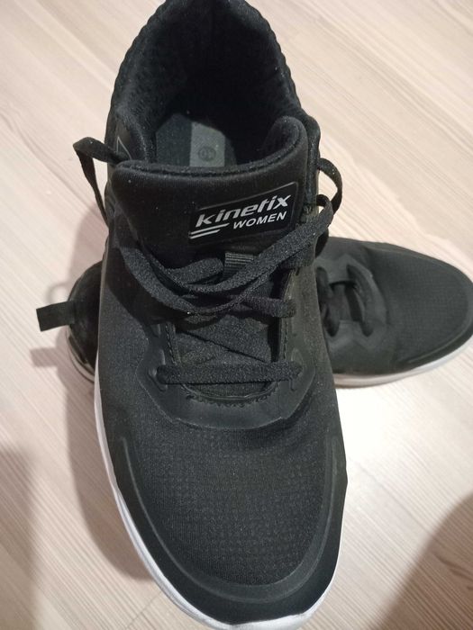 Жіночі кросівки в доброму стані як нові один раз обуті.