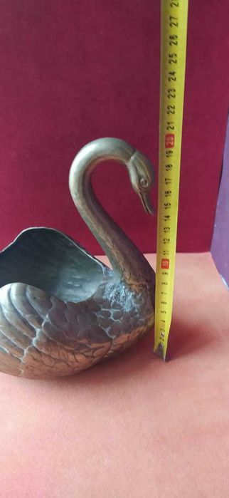 Кашпо в форме лебедя