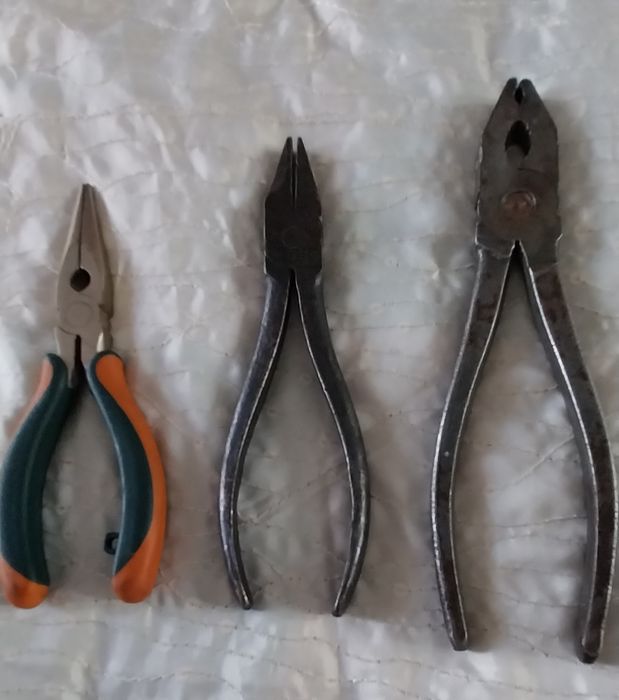 Инструменты  разные для ремонта  отвёртки  плоскогубцы  ключи рожковые