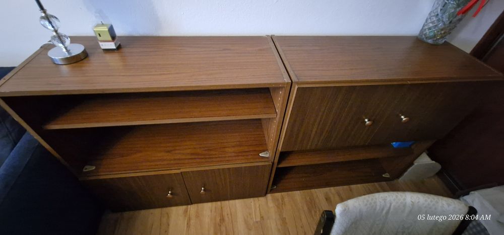 Sprzedam dwa regały z czasów PRL,dwa stoliki i krzesło obrotowe i wers