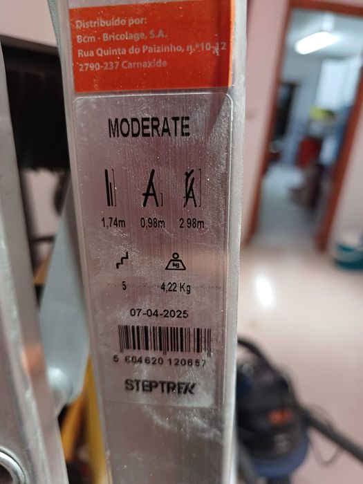 Escadote de alumínio Steptrek Moderate 5 degraus está sujo