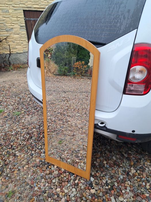 Duże pionowe lustro