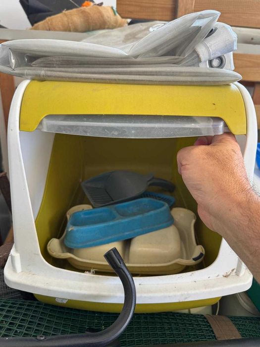várias peças para gatos com tudo
