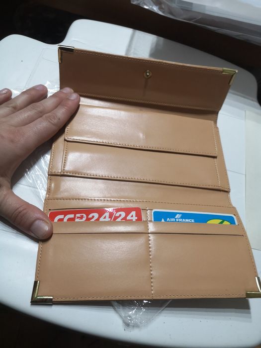 Várias carteiras novas