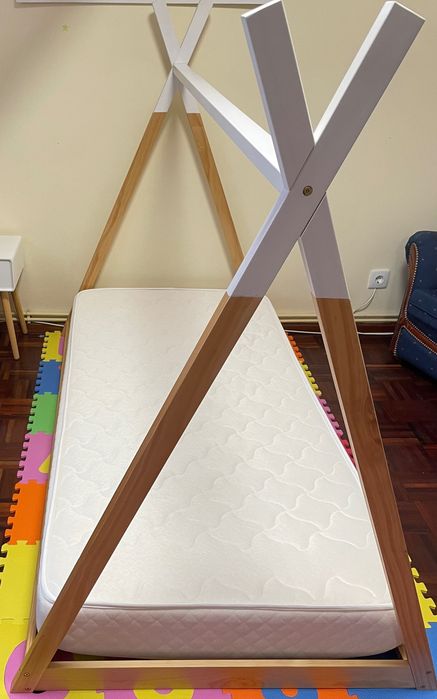 Cama de madeira estilo tipi marca skum 90*190 c/ colchão incluido