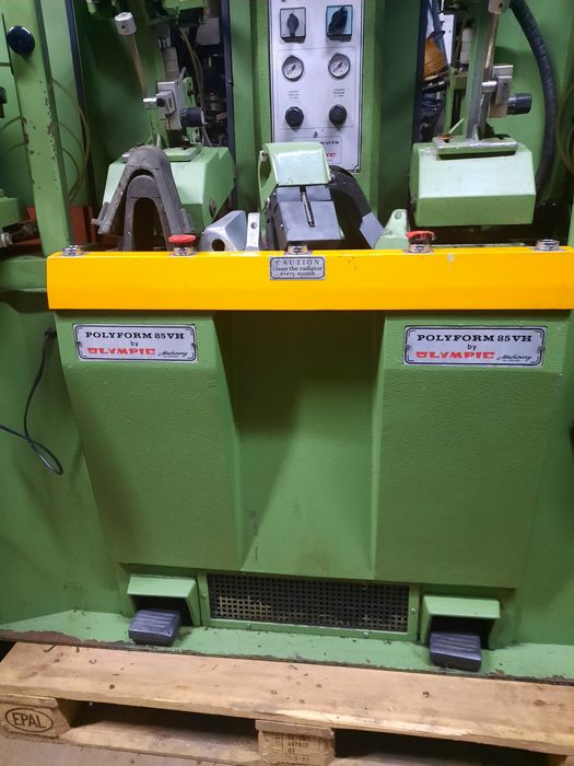 Máquina de moldar testeiras e contrafortes