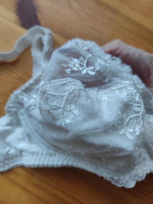 Biustonosz/stanik Vivo biały koronkowy rozmiar ok.75C