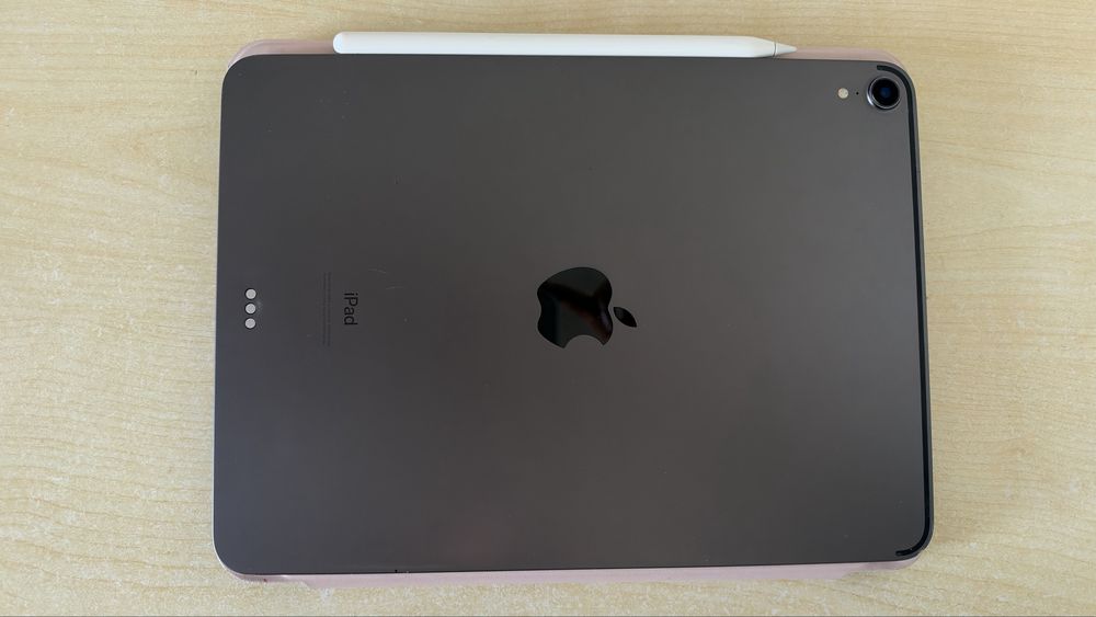 iPad Pro 11 MTXQ2LL/A 256 ГБ сірий + Apple Pencil 2, 2 чохли