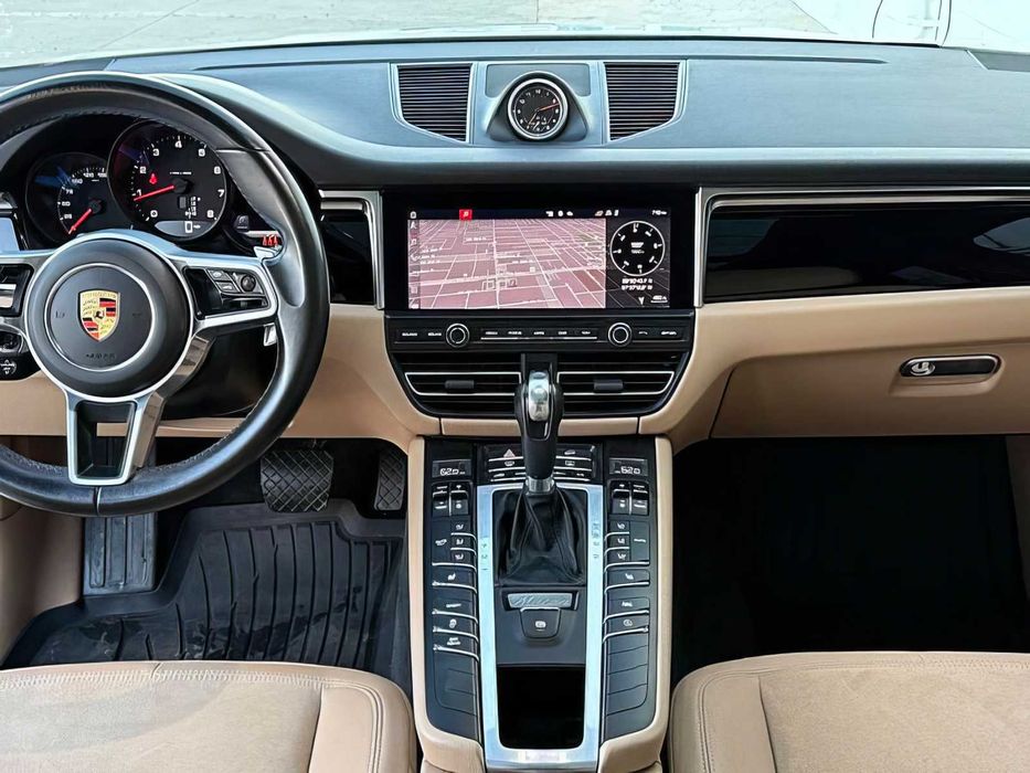 Porsche Macan      2021