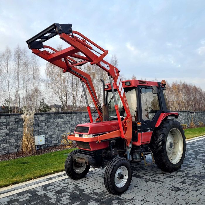 Case International 695 XL z turem