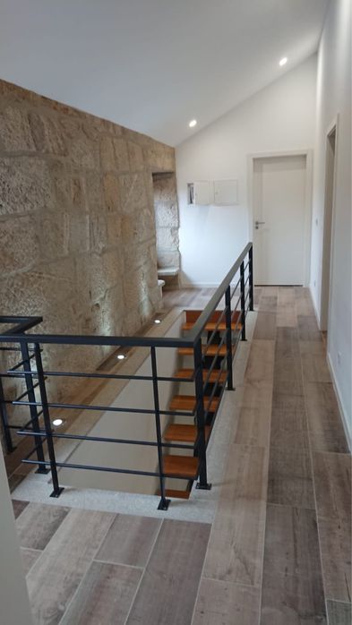 Aluga-se casa completamente independente com 2 quartos, completamente equipada