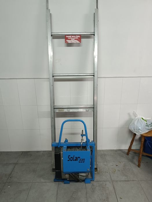 Escada monta cargas