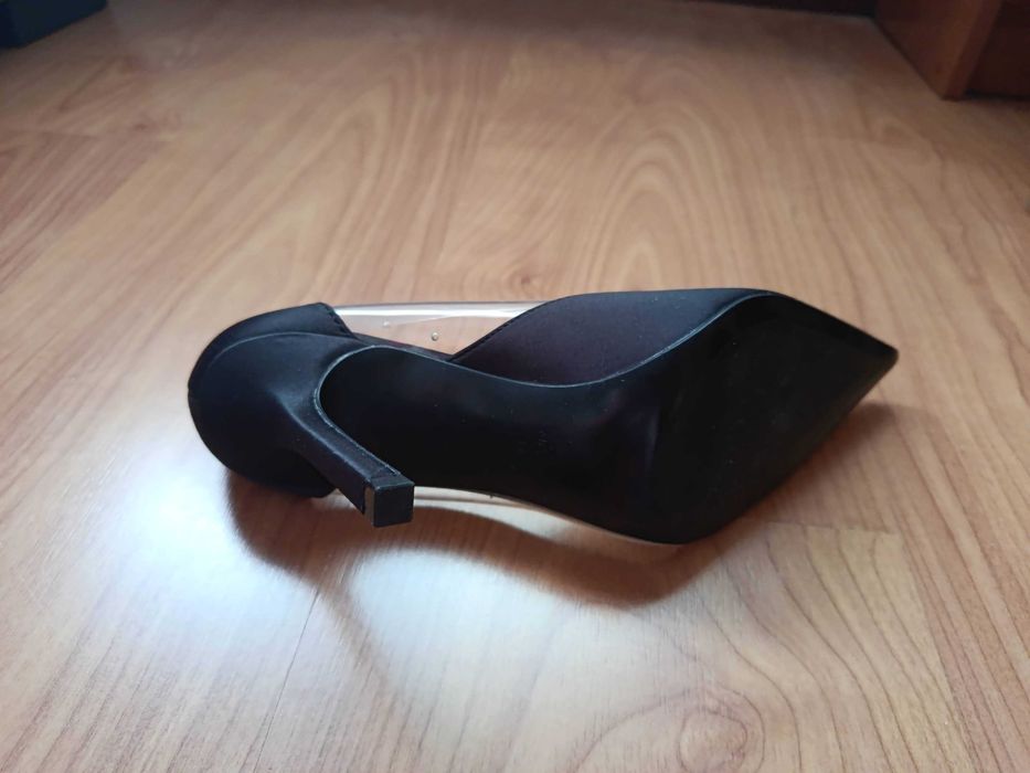 Sapatos de Salto Alto Pretos com Detalhe Transparente