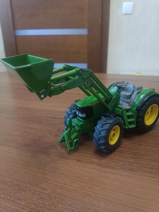 Продам трактор іграшковий металевий Siku John Deere 6820