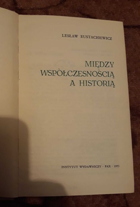 Między współczesnością a historią - Eustachiewicz