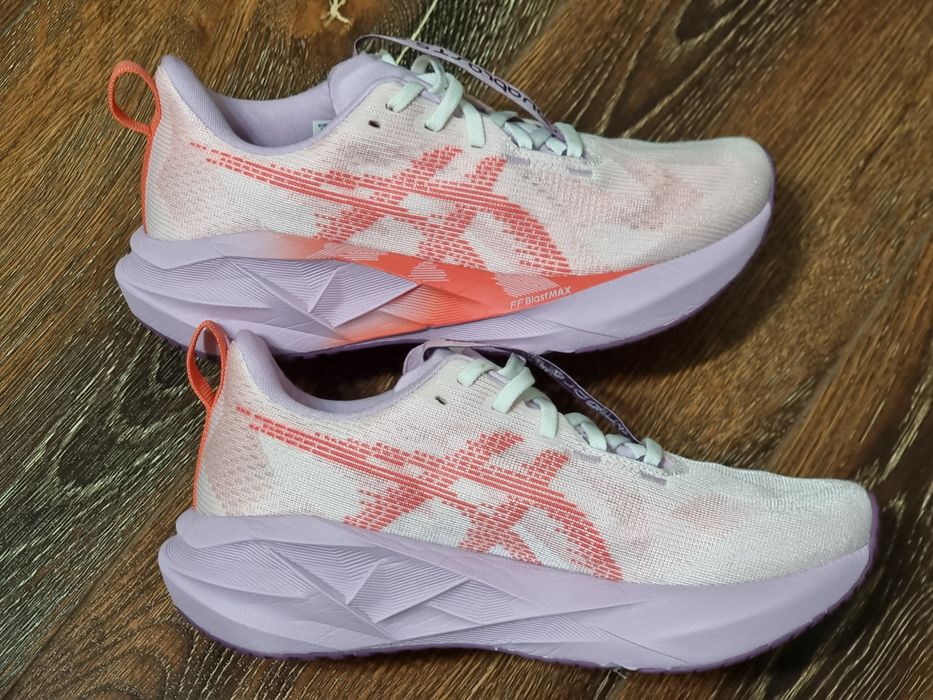 Оригінал 100% жіночі кросівки asics novablast 5   eur 38