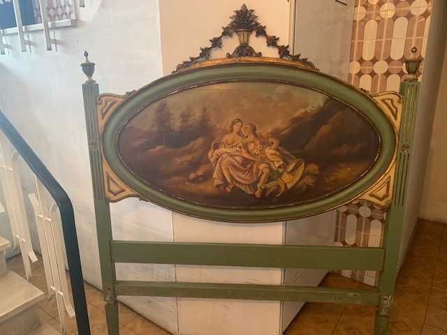 Cama antiga com pintura a óleo