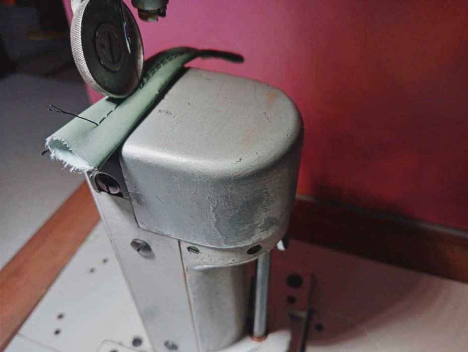 Máquina de Costura industrial para tecidos grossos / peles/motor novo