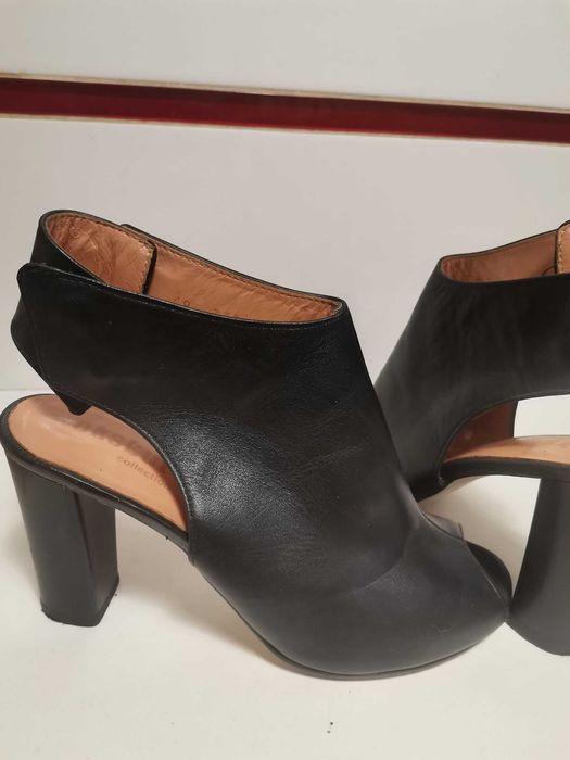 Super czarne buty z oryginalnym zapięciem z tyłu.