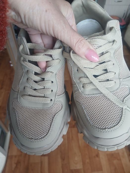 Женские кросовки 37 размер