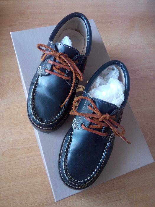 Sapatos de vela novos para rapaz