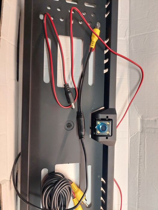 Camera marcha atrás com suporte de matrícula.