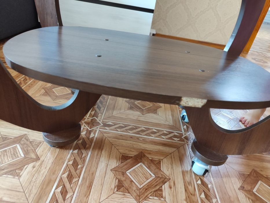 Журнальний столик на колесах