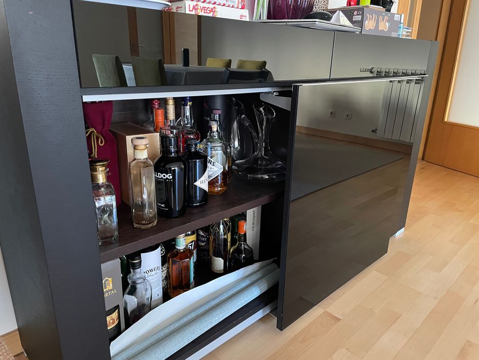 Aparador vengue com detalhes em inox escovado
