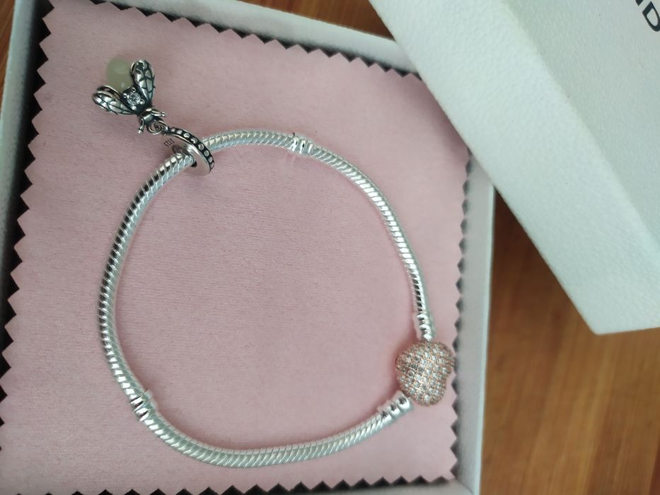 Bransoletka Pandora Moments zapięcie Pave + charms owad świetlik S925