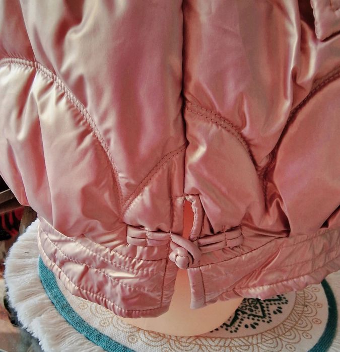 Błyszcząca różowa pikowana kurtka damska.