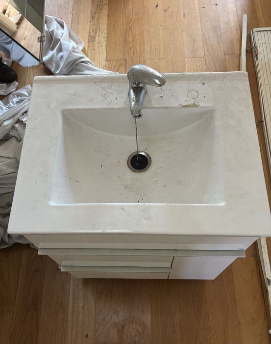 Móvel de casa de banho branco com lavatório