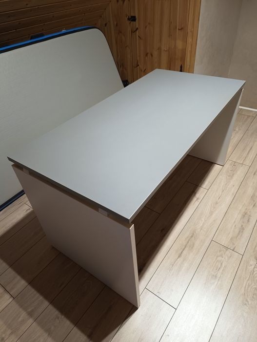 Biurko z dużym blatem