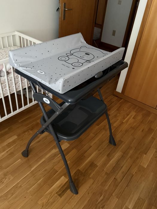 Banheira com muda fraldas de bebe