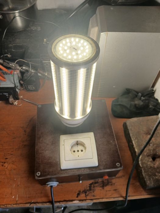 Caixa com luz eléctrica e mais tomada eléctrica